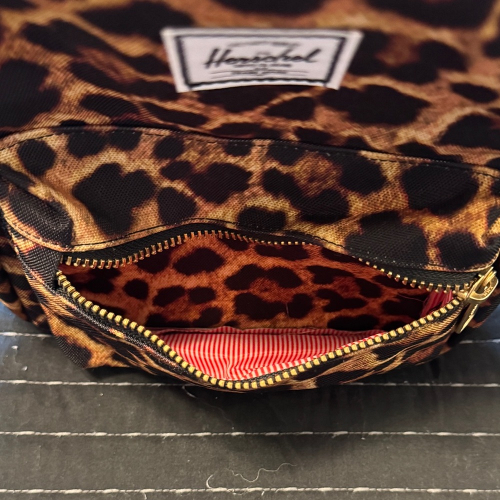 HERSCHEL LEOPARD PRINT 9L NOVA MINI BACKPACK - Picture 5 of 5